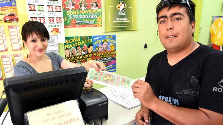 Le dan la bienvenida. En la agencia 141 varios habitués probaron suerte con el código del diario de los lunes.