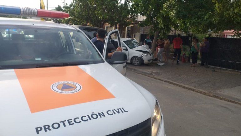 Taxista cipoleño perdió el control del auto e impactó contra un árbol 