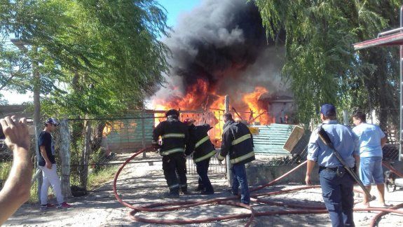 Así fue el voraz incendio que consumió tres viviendas