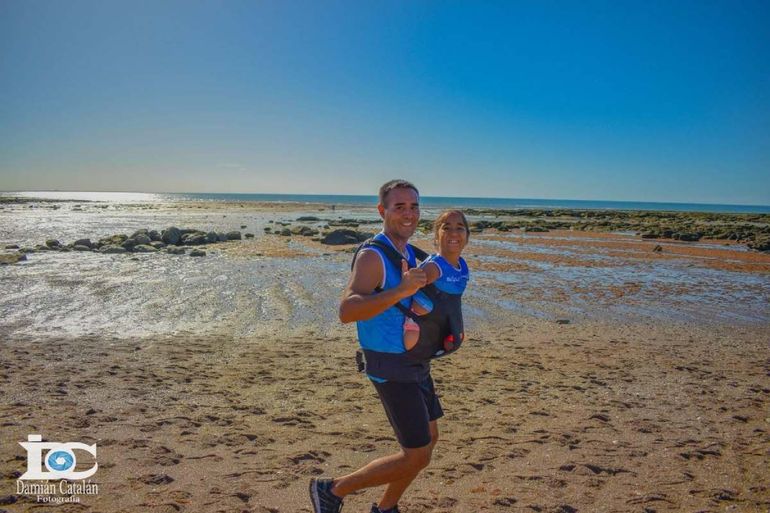 Corre la maratón con su hija a upa: a la nena le faltan las 4 extremidades
