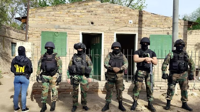 Los agentes encontraron envoltorios de cocaína ya fraccionados y listos para la venta, además de una sustancia vegetal que dio positivo para cannabis sativa.