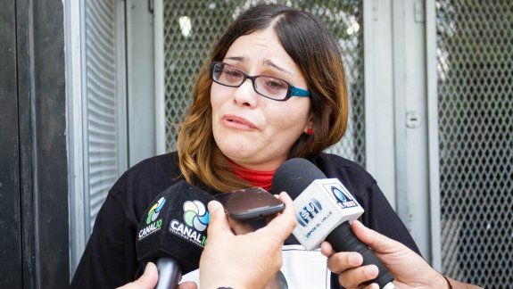 Paola Sánchez abandonó el edificio judicial y no ocultó su indignación por el fallo que benefició a su hermano.