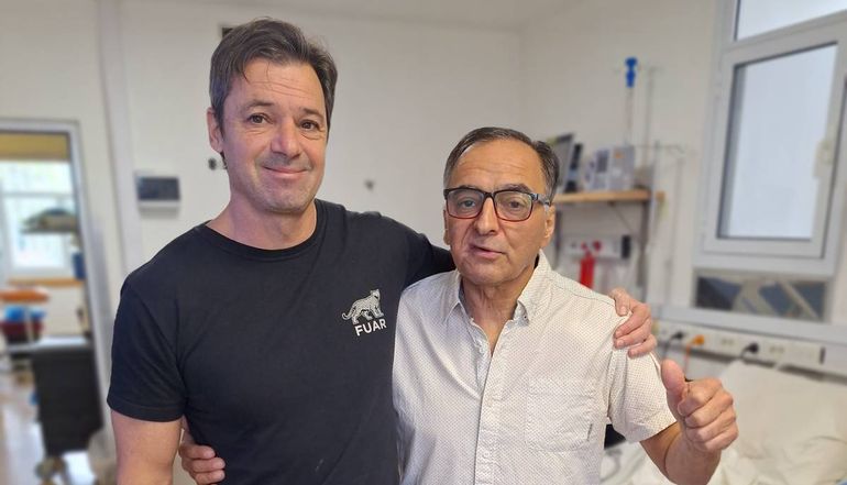 El presentador de la pelea junto a uno de los médicos que lo salvó. El presentador de la pelea junto a uno de los médicos que lo salvó.