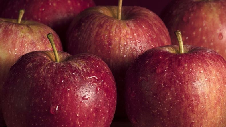 Paradoja: mientras la inflación se desacelera, el precio de la manzana crece más rápido: cuesta más en pesos, pero vale menos en moneda extranjera.