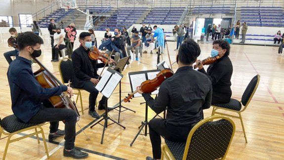 Un concierto sorpresa emocionó a todos en el vacunatorio cipoleño