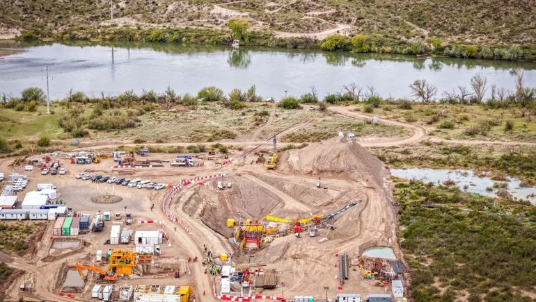 Hito histórico. El ducto de VMOS cruzó por debajo del río Negro