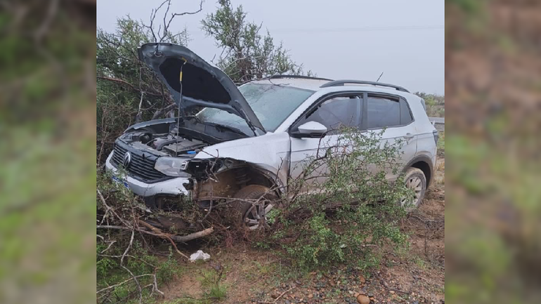 El conductor cipoleño perdió el control del vehículo y terminó debajo de un arbusto.&nbsp;