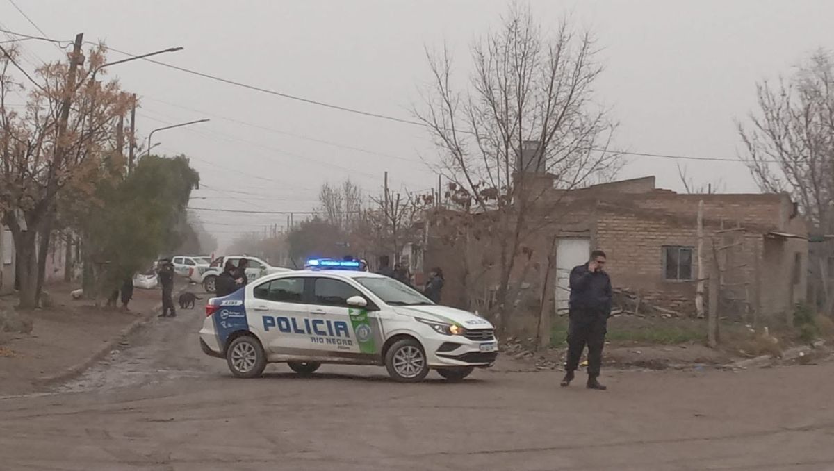 Un gran despliegue policial en Allen por un tiroteo. Dos efectivos resultaron heridos.&nbsp;