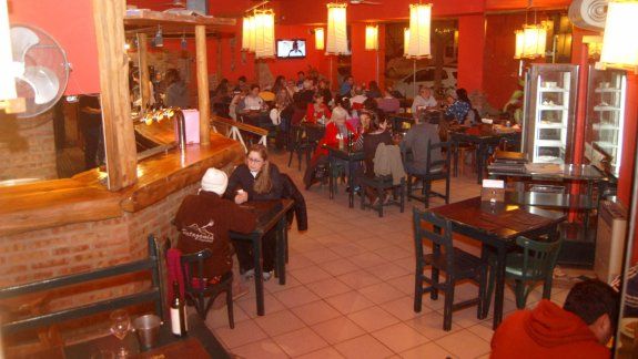 Muchos restaurantes locales dejan gente fuera de la mesa
