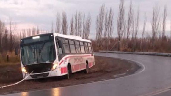 Despistó un colectivo KoKo en una peligrosa curva sobre la Ruta 65