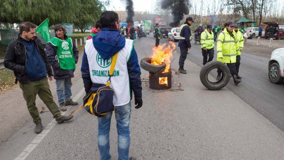 El bloqueo en la Ruta 22 ayer fue parcial, dejando un carril libre de cada mano.