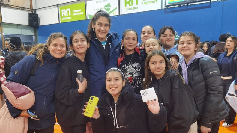 Daniel Bulaich con chicas de Centenario de ADC.Foto: Bariloche Vóley Club  