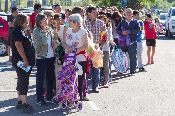 Los productores comenzaron a regalar 40 mil kilos de fruta en los puentes carreteros