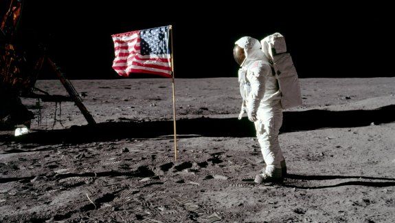 En la imagen, el astronauta Buzz Aldrin posa junto a la bandera estadounidense mientras pisa la superficie lunar el 20 de julio de 1969. Neil Armstrong/NASA/Handout via REUTERS   ATTENTION EDITORS -