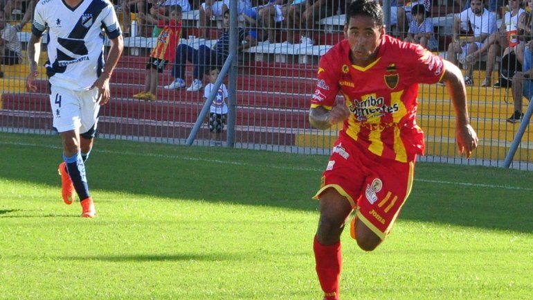 Pablo Vergara viene de pelear el ascenso a la Superliga con Almagro. Juega por izquierda en mitad de cancha.