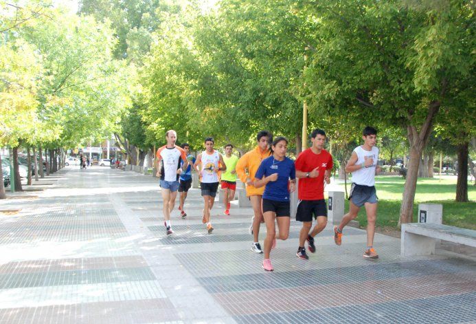 Última práctica. Los corredores de elite entrenaron esta mañana en la plaza San Martín.