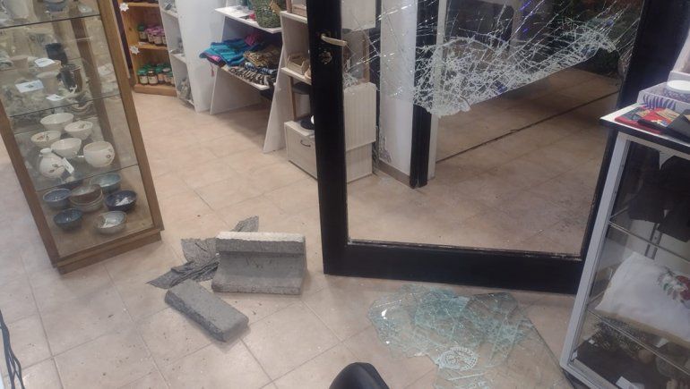 Rompieron la vidriera con ladrillos para robar en un local de Fernández Oro