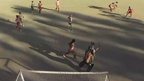 El momento exacto de la agresión fuera de contexto de la veterana aquera del Rojo a la promesa de Marabunta. Captura de video.