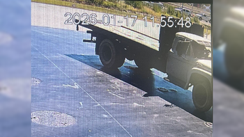 El camión en el que el empleado municipal fue a cargar combustible. La maniobra fue captada por las cámaras de seguridad de la estación de servicios.&nbsp;