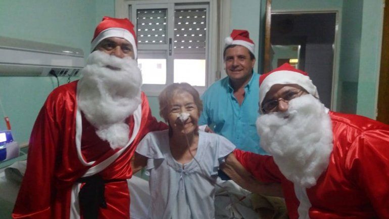 Radicales se visten de Papá Noel para compartir pan dulce