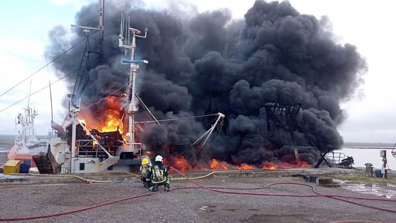 Impresionante incendio de dos barcos en el muelle de San Antonio