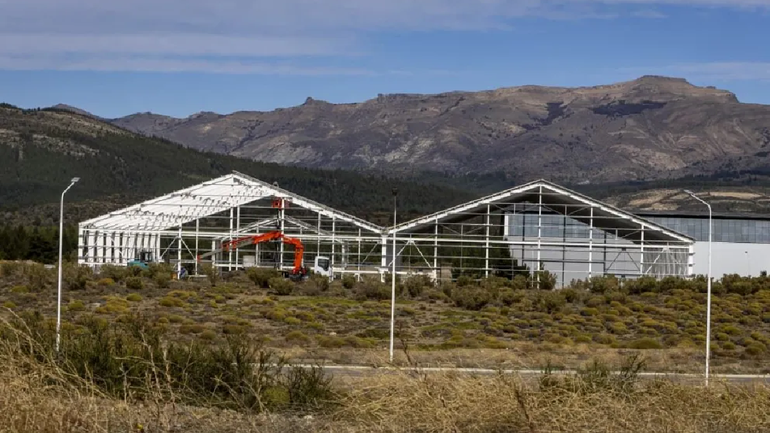 La construcción de un misterioso galpón en el Parque Industrial de Bariloche indicaría que el predio pertenece a Mercado Libre.&nbsp;