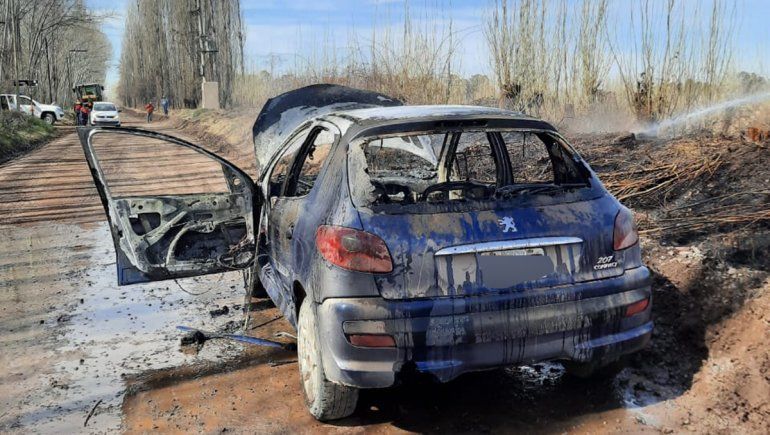 Susto: se les prendió fuego el auto en plena marcha