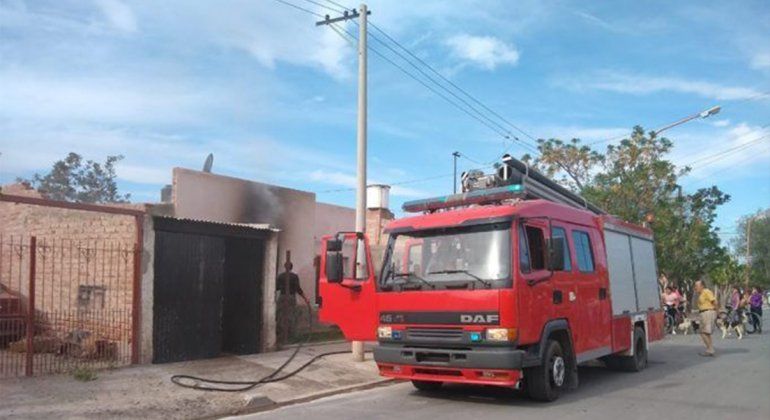 Explotó el cargador del celular y se le incendió la casa