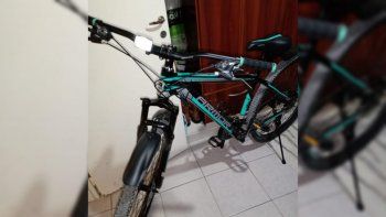 fue a la comisaria y devolvio la bicicleta que robo su hijo