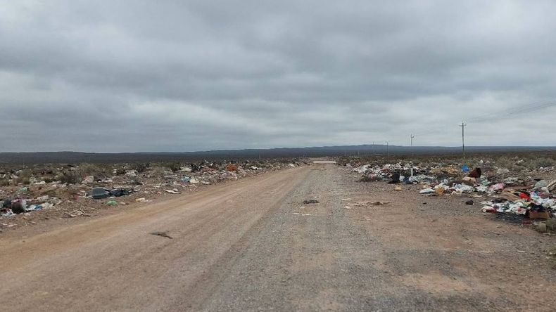 La imagen tomada días atrás muestra la candidad de basura que se acumula a la vera de la Ruta 74. Vecinos de Las Perlas piden controlar los rodados que llegan con carga desconocida.&nbsp;