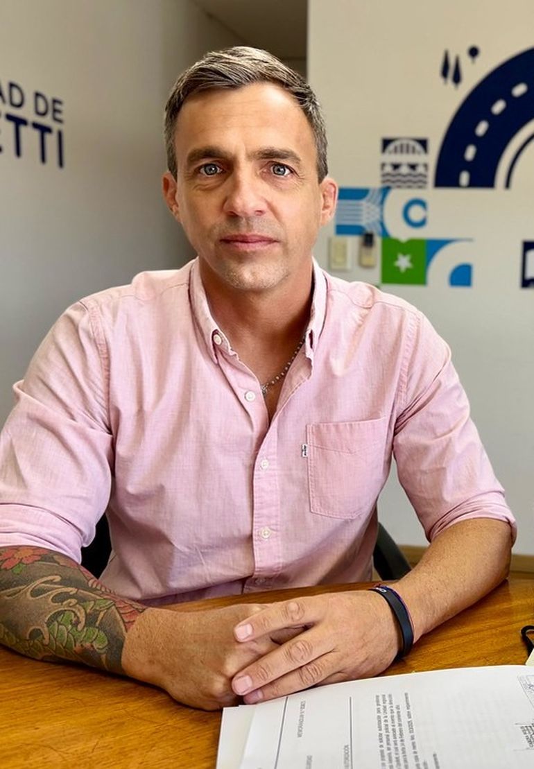 El secretario de Gobierno Julio Dijkstra está preparando el nuevo esquema de trabajo con que funcionará la delegación municipal de Las Perlas. Habría tres jefaturas, dedicadas a los servicios públicos, a lo administrativo y a la cuestión territorial y dominial. El secretario de Gobierno Julio Dijkstra está preparando el nuevo esquema de trabajo con que funcionará la delegación municipal de Las Perlas. Habría tres jefaturas, dedicadas a los servicios públicos, a lo administrativo y a la cuestión territorial y dominial.