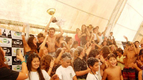 La fiesta albinegra se desató en las tribunas del natatorio local.