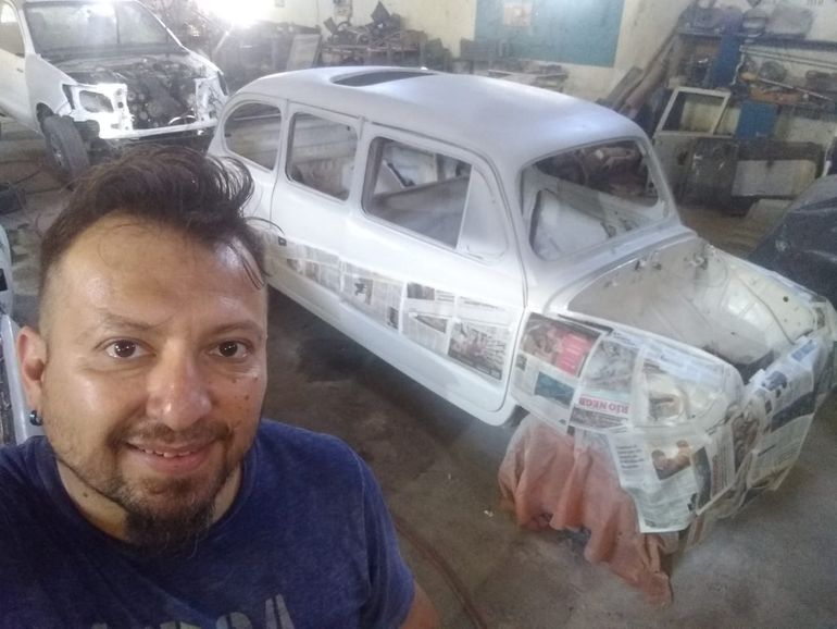 De peluquero a inventor: transformó un Fiat 600 en una limusina