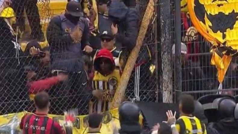 Escándalo: la violencia de los hinchas de Deportivo Madryn tras el ascenso frustrado a Primera | LMCipolletti.com Escándalo: la violencia de los hinchas de Deportivo Madryn tras el ascenso frustrado a Primera