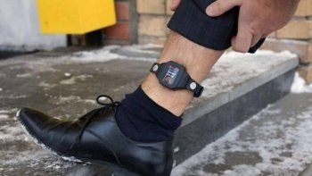 le pusieron dos tobilleras electronicas para que no se acerque a sus victimas