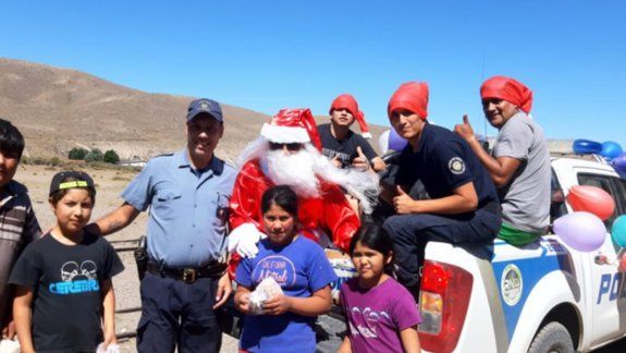 Papá Noel sorprendió a los pequeños de Ñorquinco