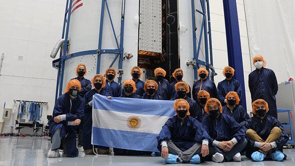 La emoción del equipo técnico del satélite a días de su lanzamiento