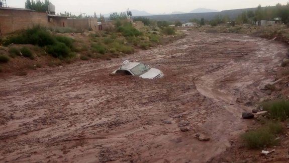 Desesperado rescate de un taxista atrapado en un río de barro