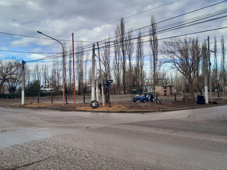 En la actualidad, la esquina es utilizada para acumular basura. En la actualidad, la esquina es utilizada para acumular basura.