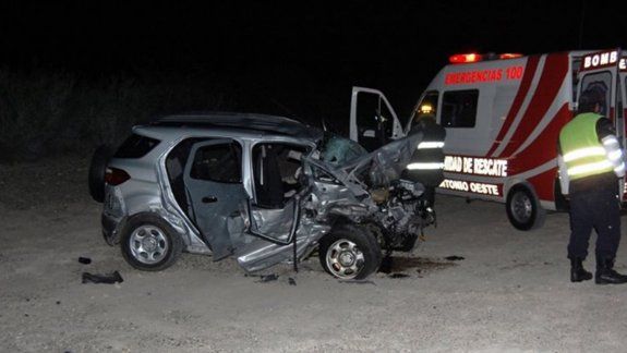 La camioneta en la que viajaba la víctima resultó destruida (Foto viedma24horas.com.ar)&nbsp;