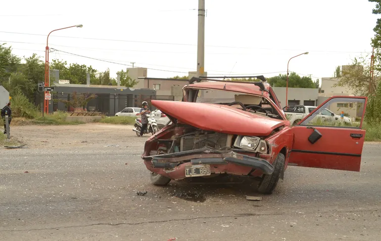 Así quedó el auto que participó en el choque múltiple en Cipolletti. Así quedó el auto que participó en el choque múltiple en Cipolletti.