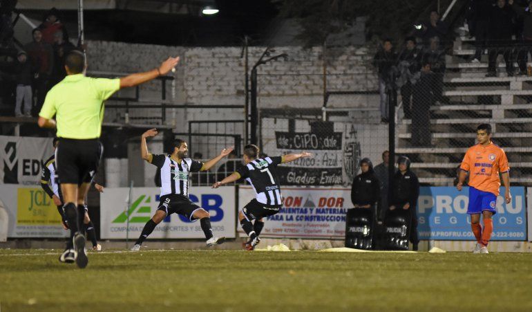 Cipo goleó 3 a 0 a Roca en el clásico disputado en La Visera. 