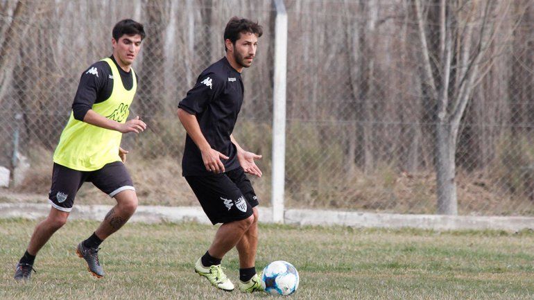 Chironi juega seguro en la mitad de cancha junto a De la Fuente.