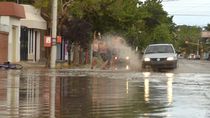 Pasó la tormenta y un grupo de chicos jugó en un enorme charco. 