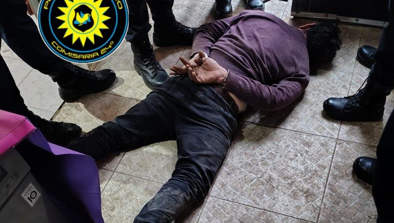 El hombre atrapado en la casa de la vecina tenía restricciones de acercamiento y era vigilado con una tobillera electrónica. 