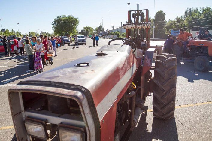 Los productores comenzaron a regalar 40 mil kilos de fruta en los puentes carreteros