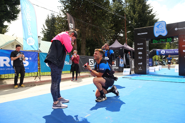 Corrió 42 kilómetros, llegó a la meta y le propuso casamiento a su novia