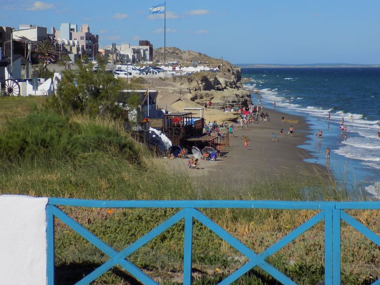 Las Grutas, belleza y atractivos todo el año. A principios de diciembre, el agua del mar, ya tibia, invita a darse un baño. Incluso, con viento.