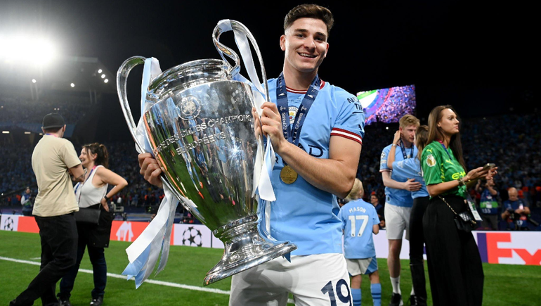 Julián Álvarez levantando la Champions. Tiene apenas 23 años.&nbsp;