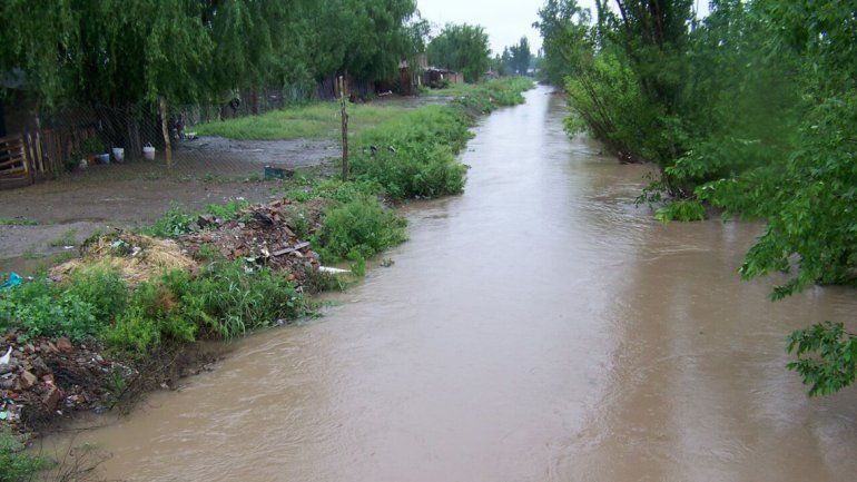 Limpian desagües y temen por desborde de canales